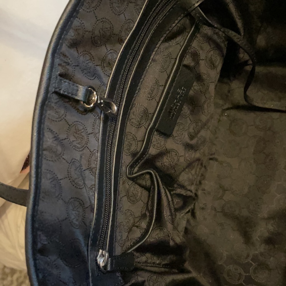 Lightly used Michael Kors bag - Picture 3 of 5